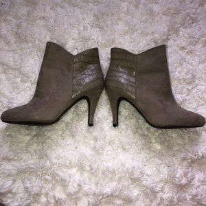 EXPRESS ANKLE BOOTIES